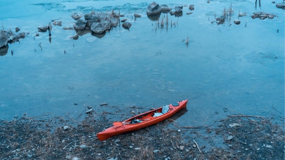 El hombre fingió un accidente en kayak para después huir del país.