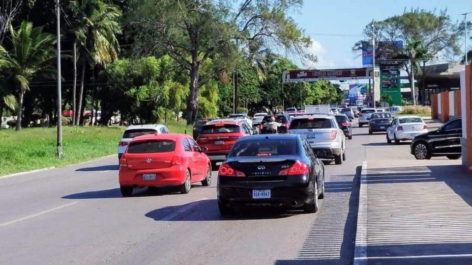 Automovilistas atorados en congestionamiento vial