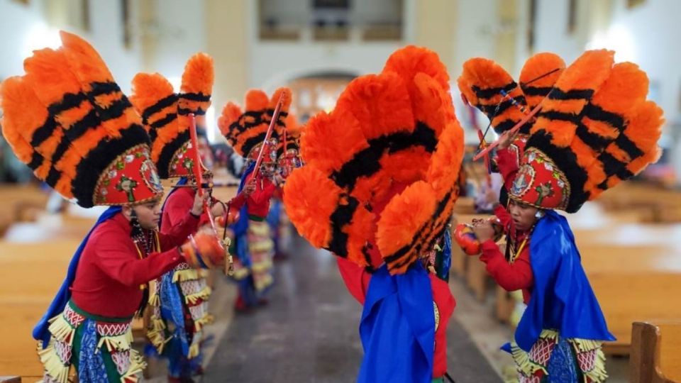 Danzantes dentro de la iglesia