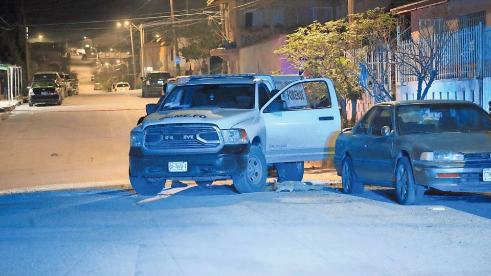 Ambulancia de Semefo en el exterior del domicilio donde fueron hallados los cuerpos.