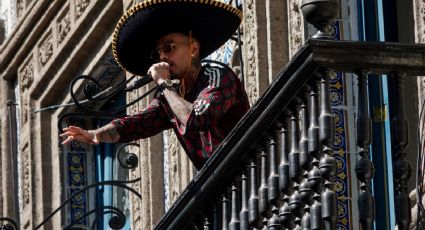 Rauw Alejandro abarrota el corredor Madero de la CDMX y canta desde un balcón para miles de fans