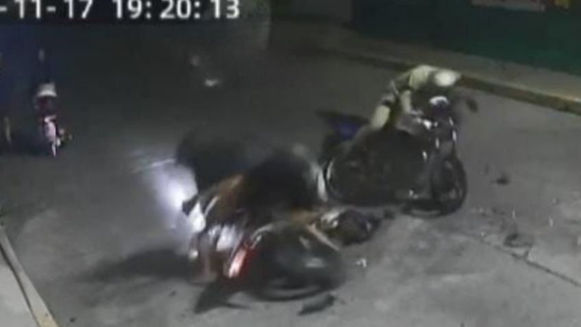 VIDEO dos motociclistas ebrios chocan de frente en Ecatepec; uno de ellos perdió su moto y salvó su cerveza