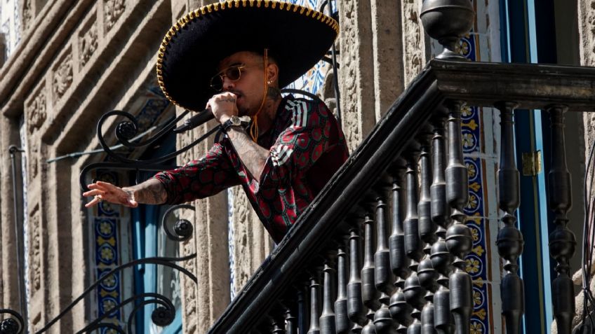 Rauw Alejandro abarrota el corredor Madero de la CDMX y canta desde un balcón para miles de fans