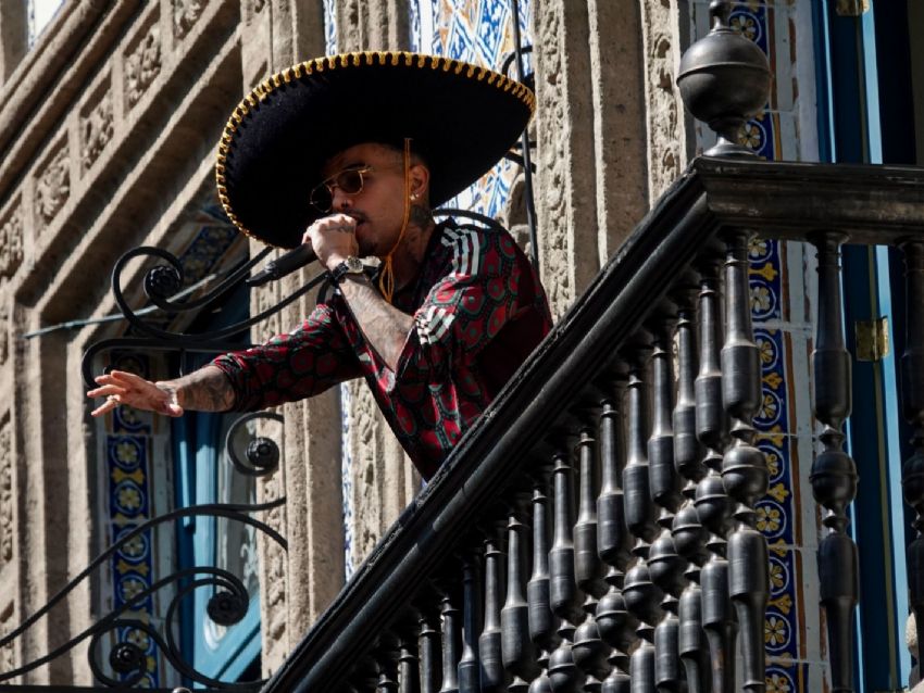 Rauw Alejandro abarrota el corredor Madero de la CDMX y canta desde un balcón para miles de fans - El Heraldo de México