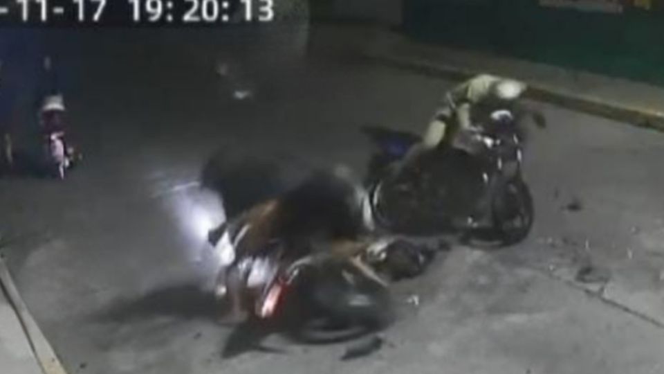 Motociclistas impactan de frente a alta velocidad en el Estado de México