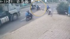 Ciclista tiene escalofriante accidente con tráiler y moto al incorporarse a carretera