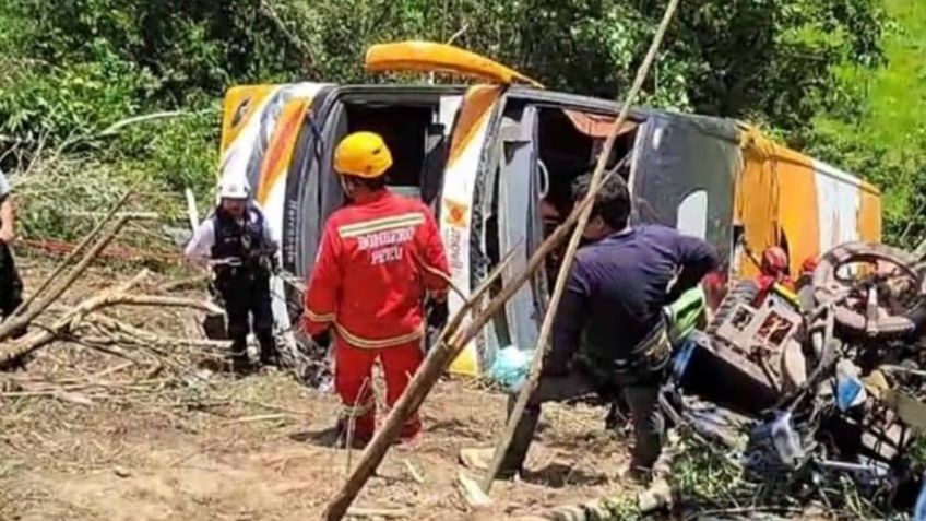 Momento exacto en que autobús escolar cae en precipicio y deja 7 muertos y 30 heridos | VIDEO