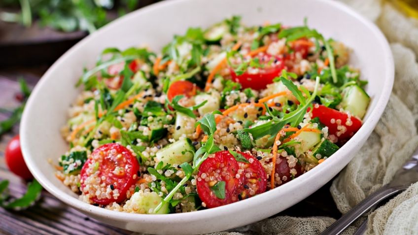 Quinoa con uvas pasas, semillas y verduras caramelizadas, la ensalada para conquistar el paladar en la cena de Navidad