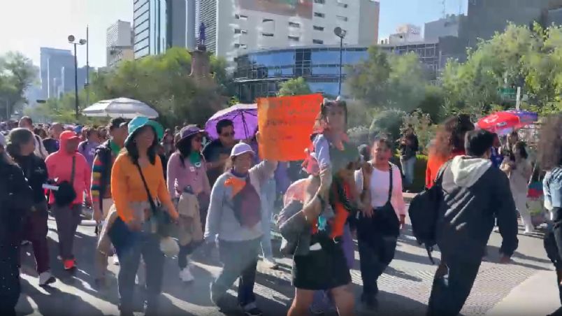 Miles de mujeres marchan hacia la plancha del Zócalo.