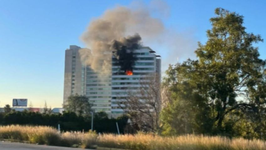 Fuego consume departamento en zona de Angelópolis en Puebla | VIDEO