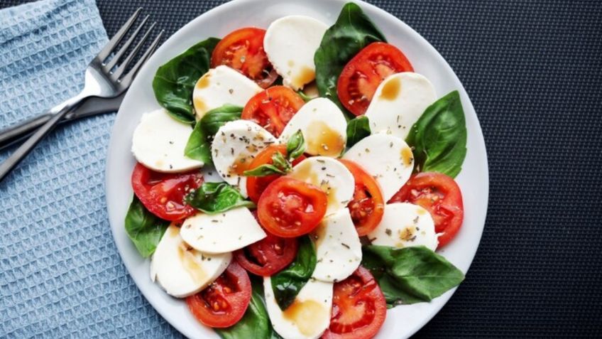 La ensalada caprese para la cena de fin de año para un menú de lujo