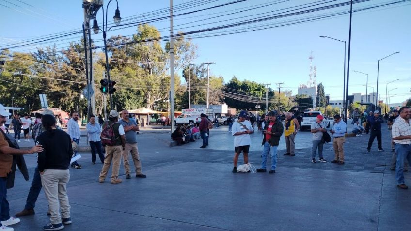 Empleados judiciales estatales bloquean centro histórico de SLP en demanda de pago