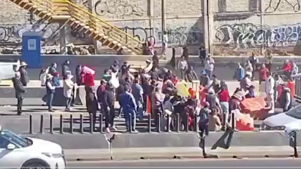 Los manifestantes utilizaron llantas y pancartas para cerrar el paso.