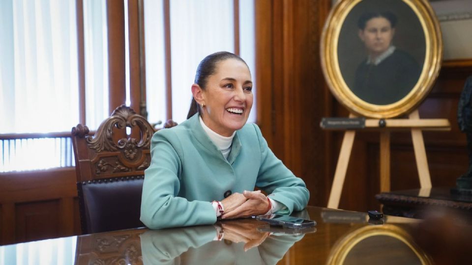 La presidenta Claudia Sheinbaum, en conversación telefónica con el próximo presidente uruguayo.