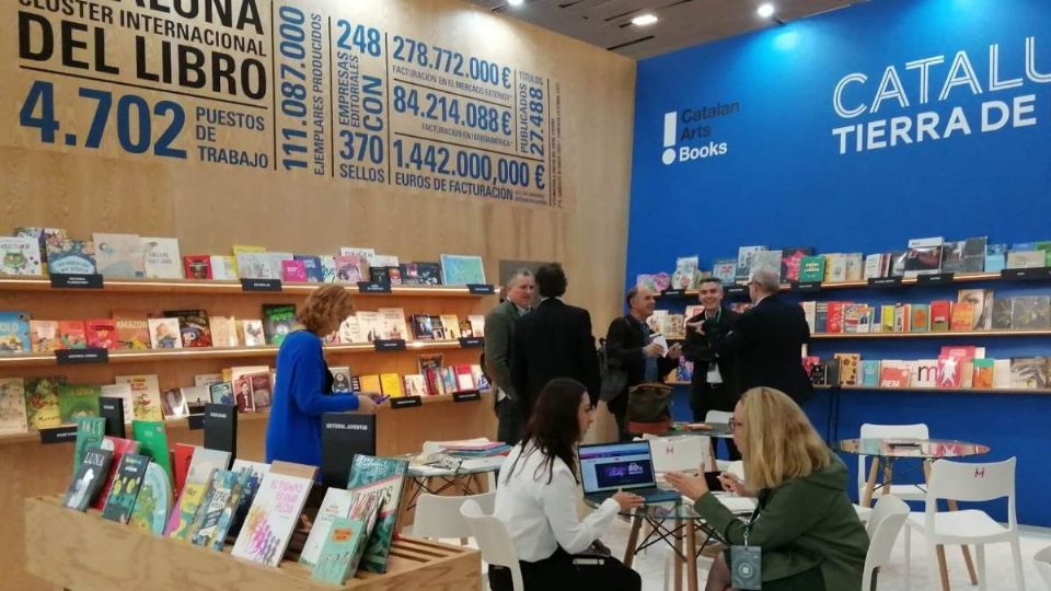 Stand de libros dentro de la FIL Guadalajara