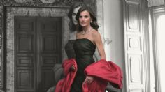 La reina Letizia deslumbra en los retratos junto a Felipe; lució un vestido de gala vintage diseñado por Cristóbal Balenciaga