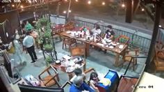 Balacera afuera de restaurante desata el pánico entre los clientes | VIDEO