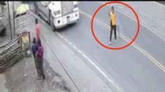 Mujer cruza la calle sin fijarse y es atropellada por un tráiler | VIDEO