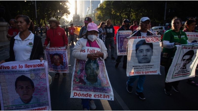 Padres y madres de los 43 estudiantes de la normal Ayotzinapa desaparecidos en 2014 así como estudiantes normalistas y activistas protestaron como cada 26 de mes a 10 años y 2 meses de la desaparición