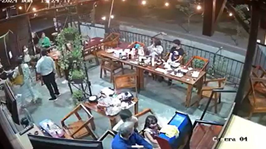 Balacera afuera de restaurante desata el pánico entre los clientes | VIDEO