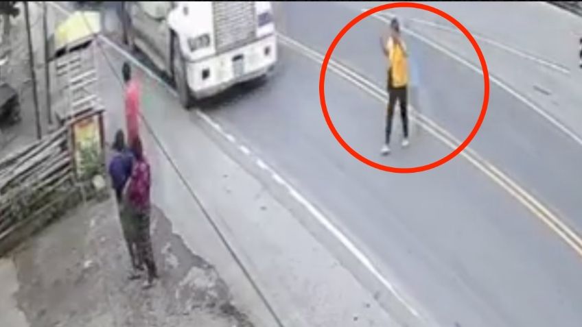 Mujer cruza la calle sin fijarse y es atropellada por un tráiler | VIDEO