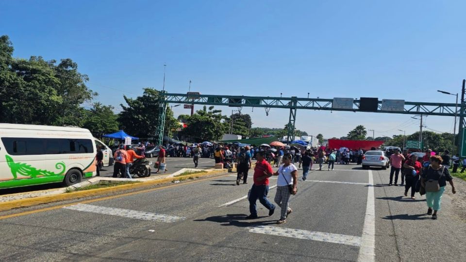 Maestros mantienen bloqueada la carretera Costera en Chiapas.