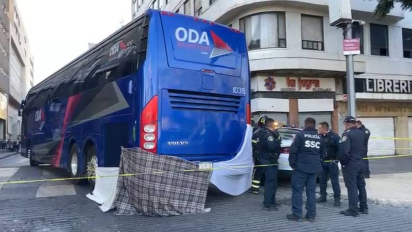 Autobús turístico arrolla a hombre en patín eléctrico en avenida Juárez frente al Palacio de Bellas Artes | VIDEO