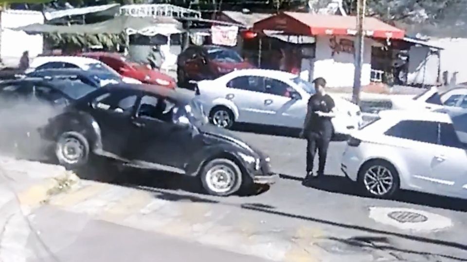 El joven se salvó por centímetros de ser arrollado por el automóvil.