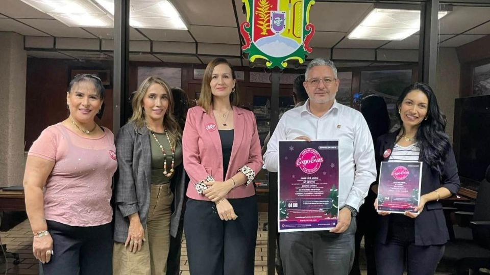 Mujeres emprendedoras presentando el cártel de la Expo Navideña