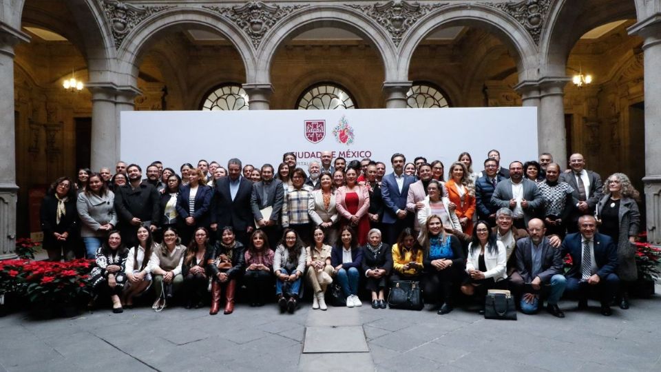 Clara Brugada con legisladores de la CDMX