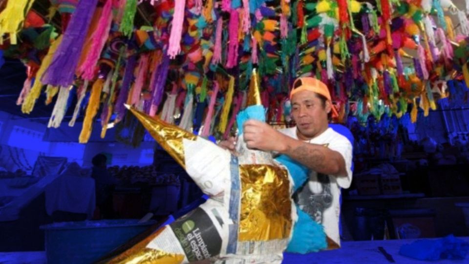 La piñata original se hace con una olla de barro, pero en la actualidad se hace también con cartón o papel y pegamento, así como papel china de colores.