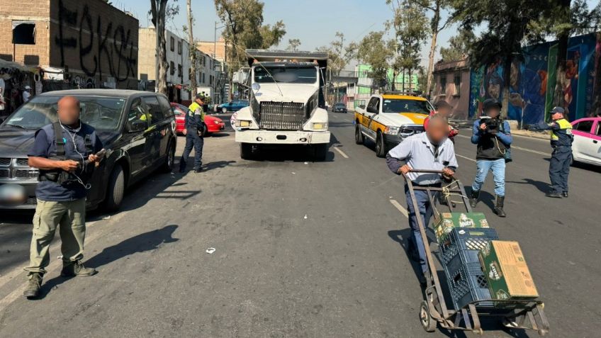 Chofer de camión materialista rompe bloqueo de la CNTE