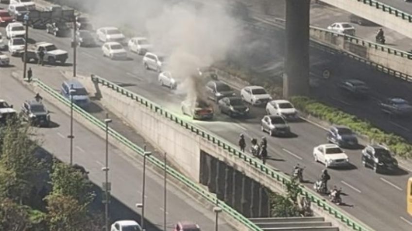 Auto arde en llamas sobre Anillo Periférico, frente a Plaza Artz | ALTERNATIVAS