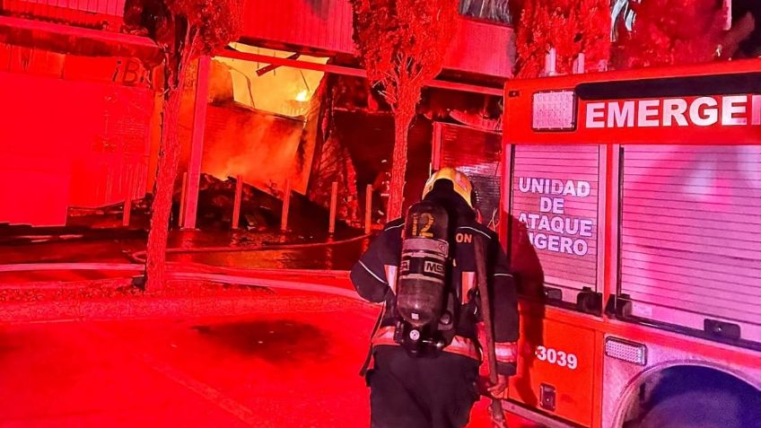 Fuego consume la tienda "La Gran Bodega" en Puebla; muere un trabajador