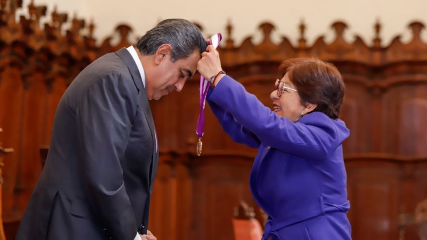 Por su respaldo a la educación, Sergio Salomón recibe medalla "Melchor de Covarrubias” por la BUAP