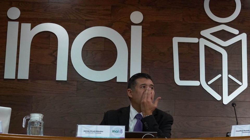 El comisionado presidente Adrián Alcalá Méndez del Instituto Nacional de Transparencia (INAI).