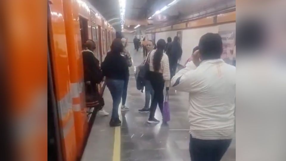 Los pasajeros fueron retirados de los vagones