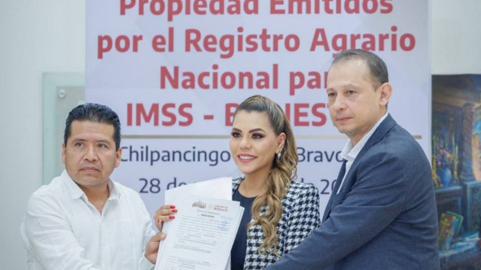 La gobernadora Evelyn Salgado recibió de manera formal los 32 títulos de propiedad gestionados ante el Registro Agrario Nacional.