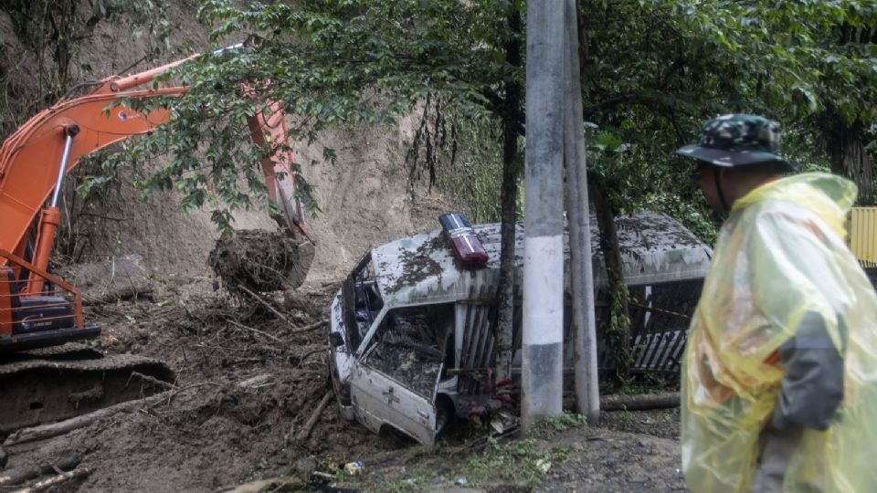 Algunas personas todavía se encuentran atrapadas en el sitio.