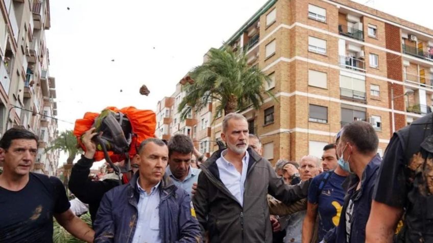 VIDEO: víctimas de inundaciones por DANA en Valencia reciben con palos y lodo al presidente y al Rey de España