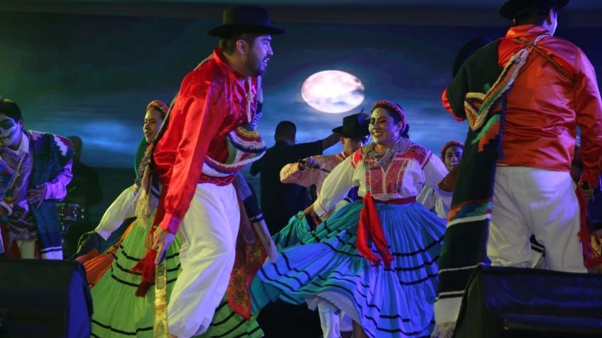 Miles de personas celebran Festival del Día de Muertos en Venustiano Carranza