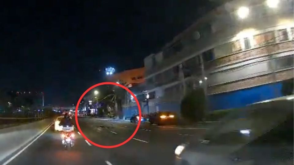 El suceso fue captado en video por un motociclista que circulaba por la avenida.