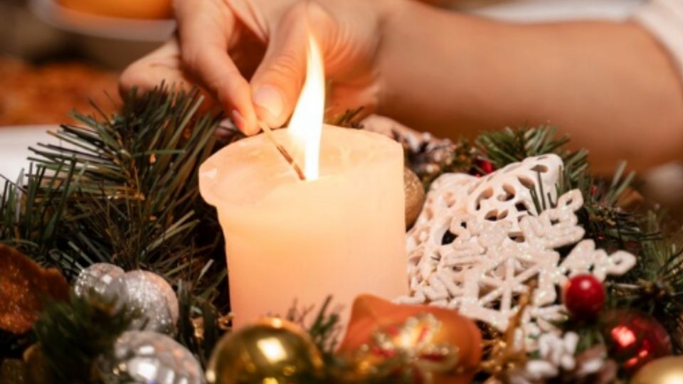 Las coronas de adviento suelen colocarse en la mesa de centro de la casa familiar o en el comedor para recibir bendiciones