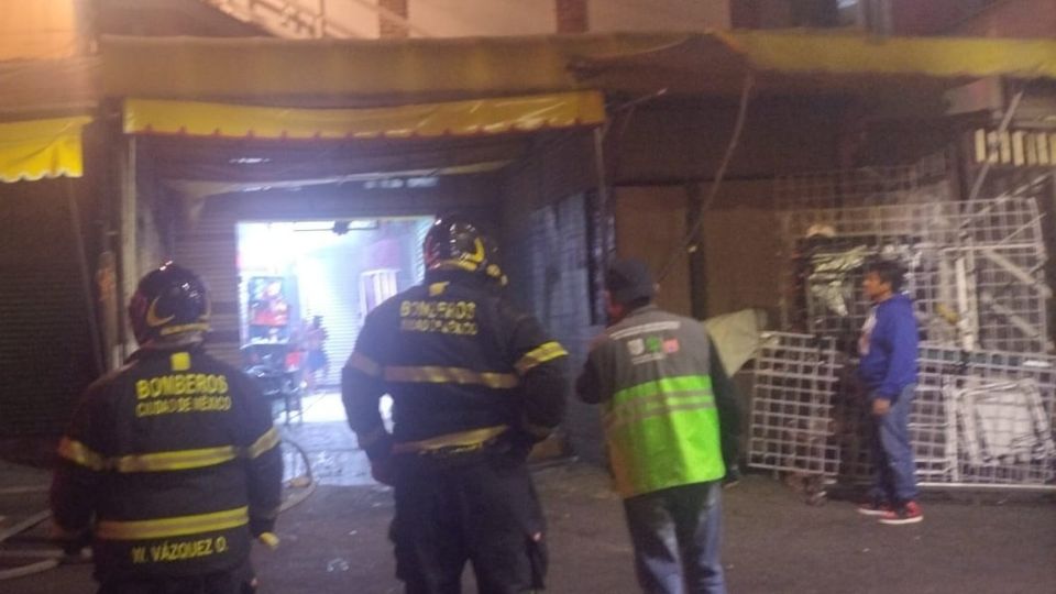 Elementos del Heroico Cuerpo de Bomberos acudieron al lugar para atender el incendio.