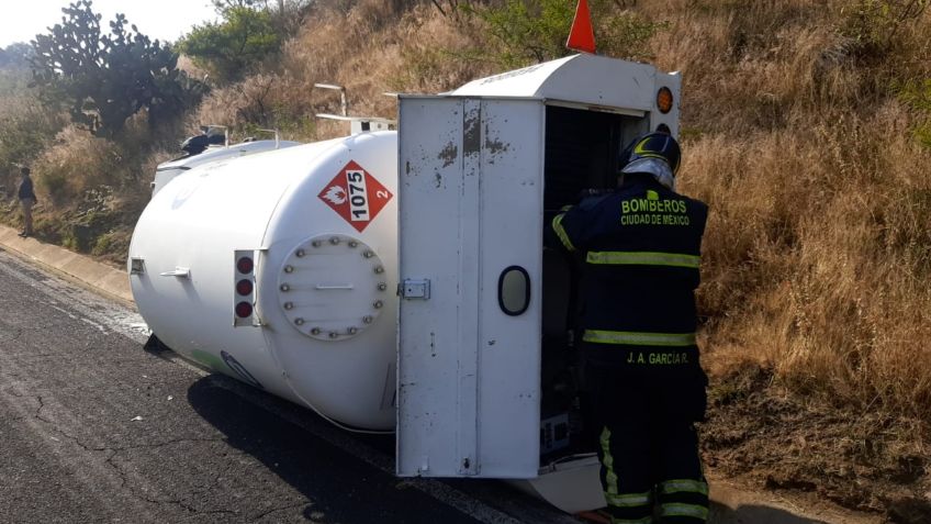 Carretera Xochimilco-Oaxtepec cierra por volcadura de pipa de gas