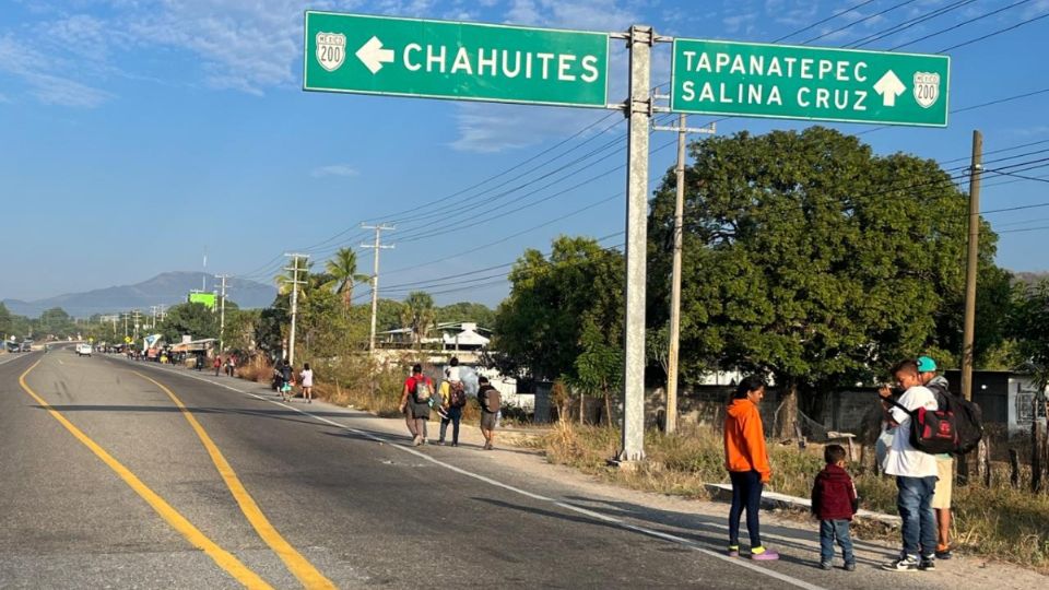 Migrantes continúan su ruta a pie