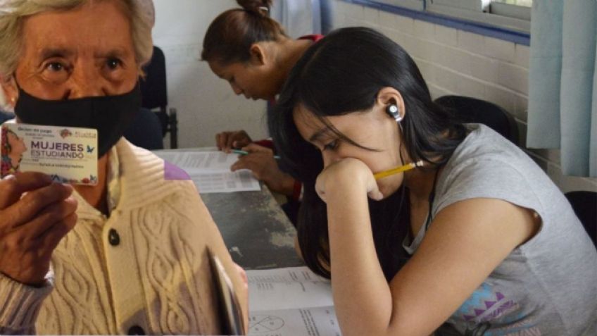 Mujeres estudiando en Iztapalapa 2024: fecha de entrega de los apoyos de 500, 600 y 700 pesos