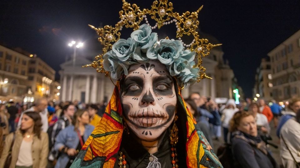 Marilú Reyes, originaria de Campeche, residente en Roma, fue la elegida para encabezar el desfile.