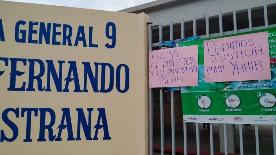 La mujer se burlaba de su manera de vestir y peinado del estudiante.