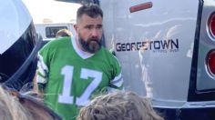 VIDEO: Jason Kelce se disculpa por arrojar al suelo teléfono de sujeto impertinente